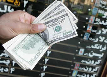 دلار در مسیر نزول: بازار تا کجا عقب می‌نشیند؟
