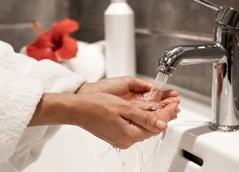 منشا رنگی بودن آب منزل خانم بازیگر چه بود؟