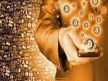 استخراج ارز دیجیتال با گوشی موبایل / فرصت مالی جدید یا بازی خطرناک؟

