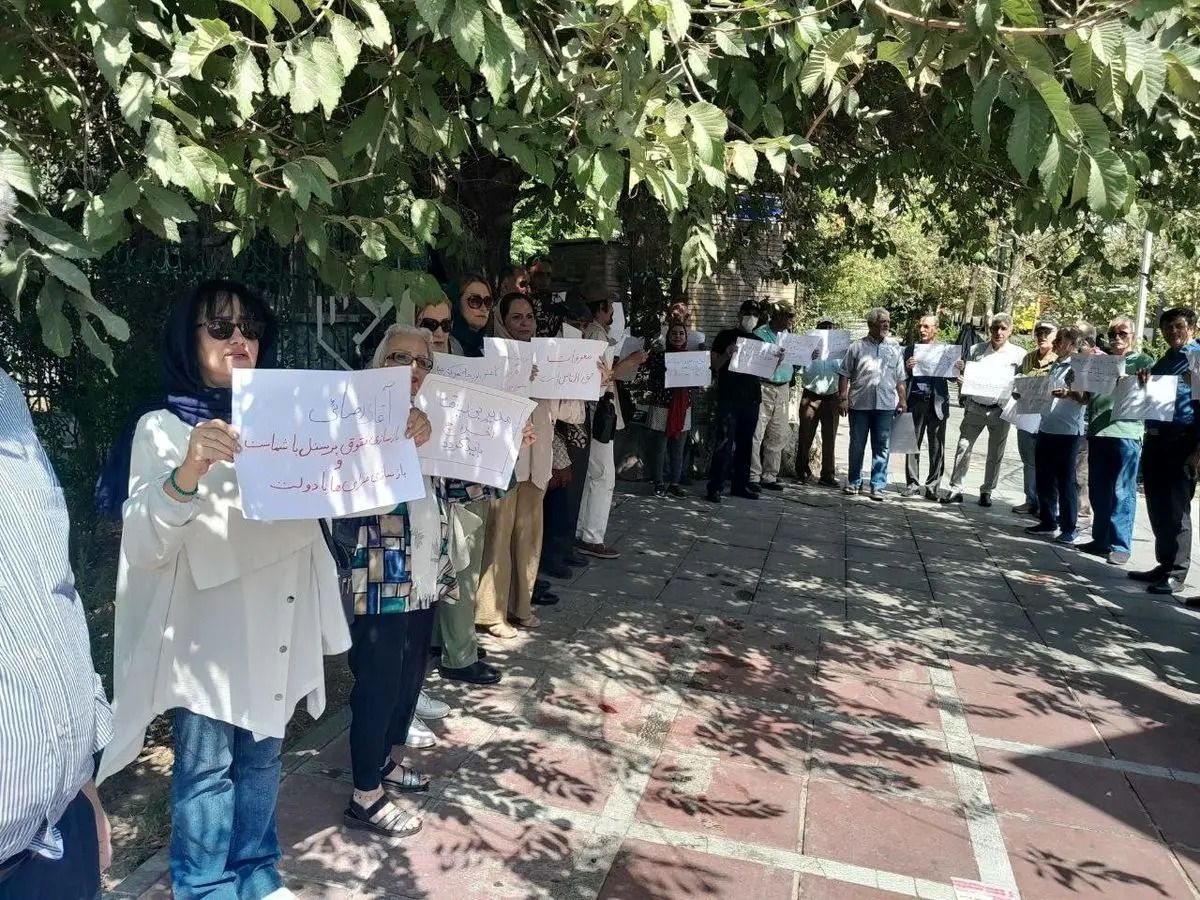 تجمع اعتراضی بازنشستگان/ حقوق ها افزایش یابد
