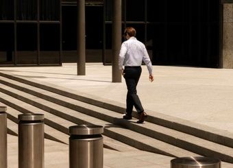 حذف ده‌ها هزار شغل اداری در آمریکا همزمان با گسترش هوش مصنوعی
