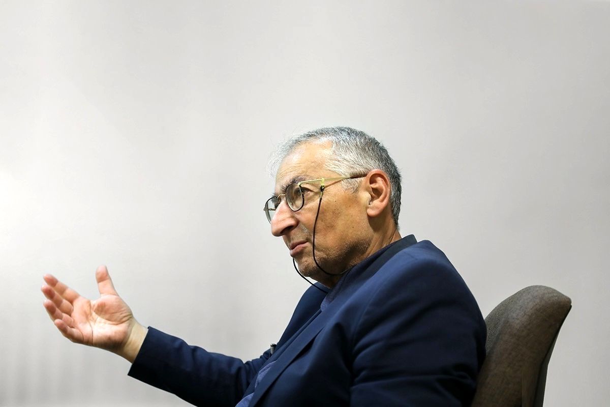 دفاع زیباکلام از افزایش قیمت بنزین / بنزین ۵ هزار تومانی تیشه به ریشه منافع ملی ایران می‌زند!
