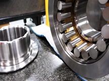 بلبرینگ صنایع پتروشیمی: چرا قطعات معمولی در این صنعت شکست می‌خورند؟