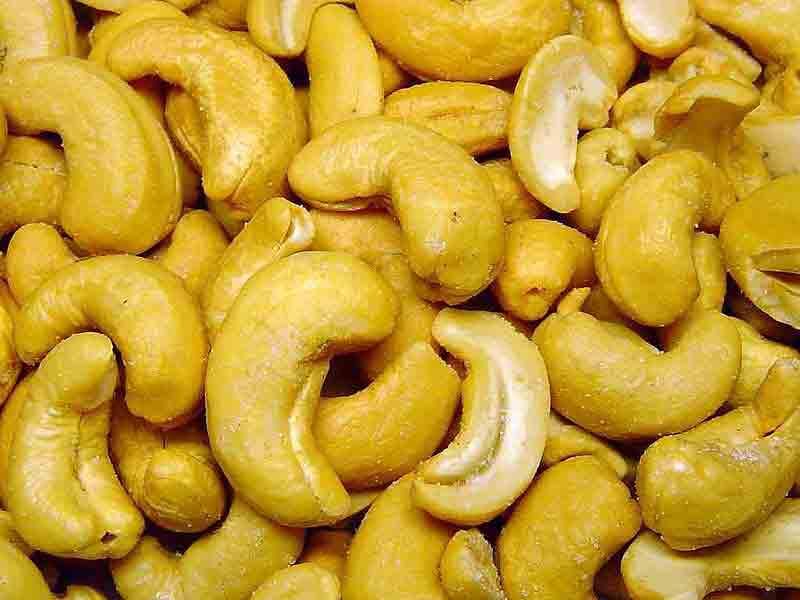 عرضه بادام هندی‌های سمی و تاریخ گذشته در بازار / تخمه وارد نکنید، تخمه‌هایمان روی دستمان باد کرده است