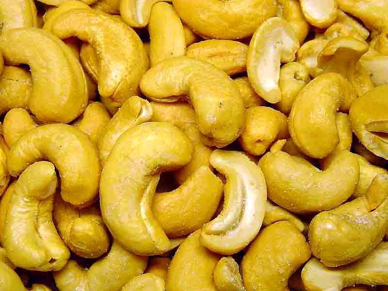 عرضه بادام هندی‌های سمی و تاریخ گذشته در بازار / تخمه وارد نکنید، تخمه‌هایمان روی دستمان باد کرده است