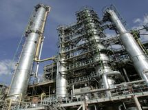 زنگنه دو سال است راهبردی ترین طرح پالایشگاهی کشور را معطل نگه داشته/ پیشرفت ناچیز ستاره خلیج فارس در دولت روحانی