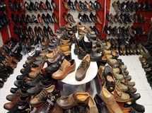 واردات بی رویه کفش روزانه 6400 کارگر را بیکار می‌کند/  شش میلیون و 740 هزار دلار کفش از گمرک ترخیص شد