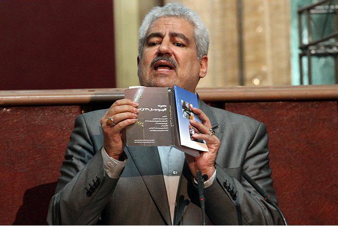 مرادی: اداره کشور با نفت 25 دلاری فریب مردم است/ دریافتی دولت روحانی از خزانه 70 درصد افزایش یافته است