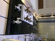 تولید لوازم بهداشتی ساختمانی داخلی متوقف شد/ دولت پول ما را نمی‌دهد