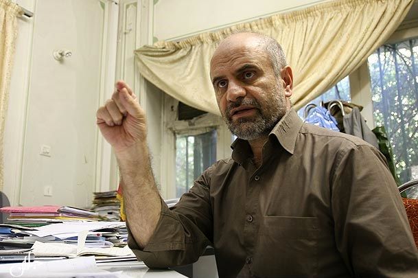 فرشاد مومنی: مشاور اقتصادی روحانی صلاحیت ندارد/ دور رئیس جمهور را حامیان برنامه شکست خورده تعدیل گرفته‌اند