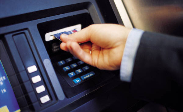 بانک مرکزی: ممنوعیت صدور کارت عابر بانک برای مشتریان بدهکار صحت ندارد