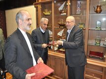 وزیر صنعت منوچهر طاهایی را به جای خسروتاج به عنوان سخنگوی این وزارتخانه انتخاب کرد/ نعمت‌‌زاده علاوه بر سخنگویی حکم مشاوره و ریاست شورای اطلاع رسانی این وزارتخانه را نیز به وی داد
