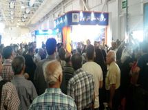 سپرده‌گذاران "ثامن‌الحجج" در مقابل "پارسیان" تجمع کردند/ تجمع کنندگان خواستار برکناری رئیس کل بانک مرکزی شدند