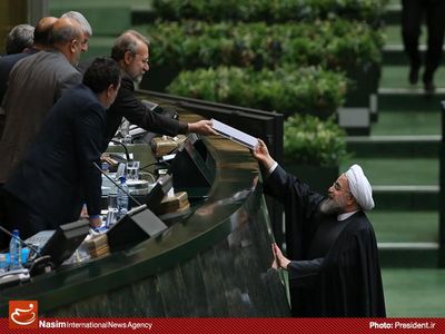 احتمال تعیین دلار 3300 تومانی در لایحه بودجه سال آینده/ نفت 40 دلاری سناریوی احتمالی دولت یازدهم برای لایحه بودجه