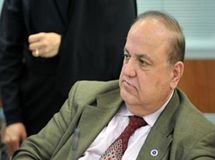 به هیچ وجه از رکود خارج نشدیم/ وزرای اقتصادی روحانی ضعیفند/ وضع بنگاه‌‎های اقتصادی روز به روز بدتر می‌شود