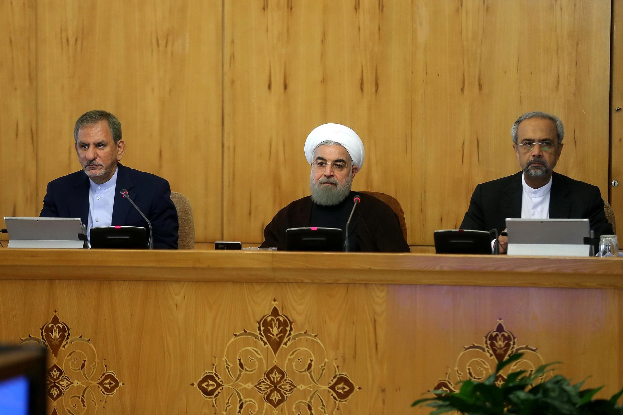 پشت مصوبه کاهش تعرفه واردات کالاهای اساسی دولت یازدهم رانت خواران قرار دارند!