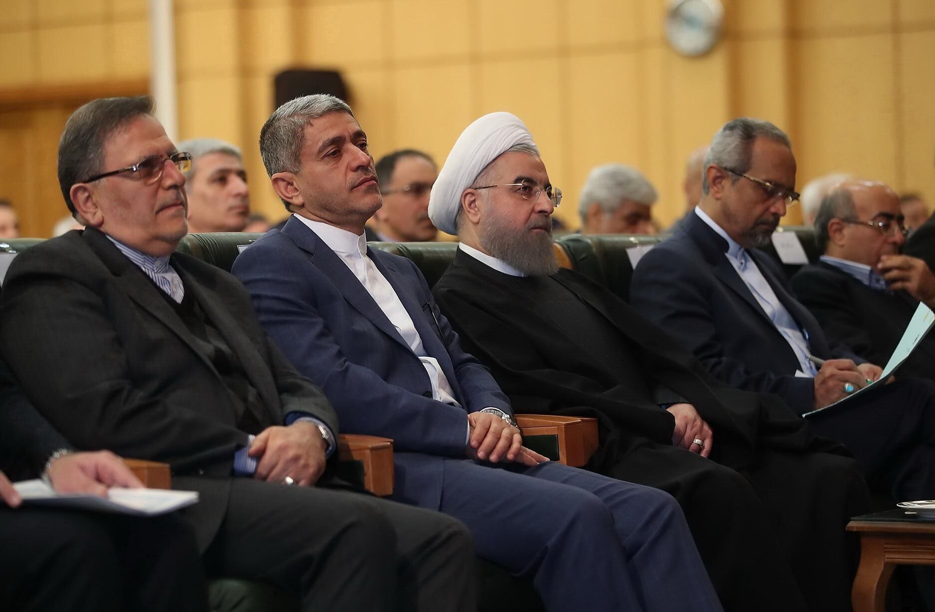 روزنامه الیاس حضرتی: آقای رئیس جمهور! ای کاش در مورد نوسانات قیمت دلار در هفته‌های اخیر و جزئیات رشد اقتصادی 7.4 درصدی هم صحبت می‌کردید!