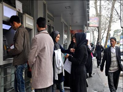 سقف برداشت از خودپردازهای همچنان همان 200 هزار تومان است!/ سرگردانی مردم جلوی خود پردازها