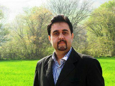 توهین مشاور وزیر اقتصاد و عضو هیات مدیره بانک صادرات به رقبای انتخاباتی روحانی: آنها چسفیلی حرف می‌زنند!