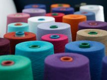 نخ 100 درصد گران شد/ دولت جلوی ترخیص رنگ و نخ از گمرک را گرفته است