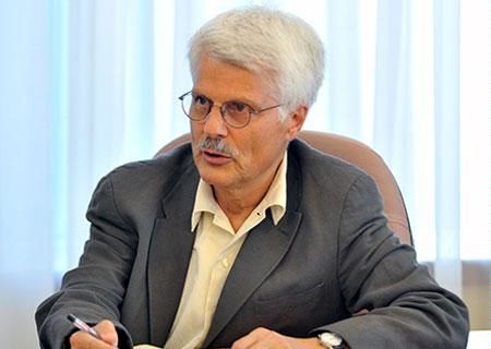 بحث بر سر حذف یارانه نقدی اشتباه است/ اگر یارانه نقدی را حذف کنیم باید فکر حذف یارانه انرژی را هم از سرمان بیرون کنیم/ ارزش واقعی یارانه نقدی به یک چهارم کاهش یافته
