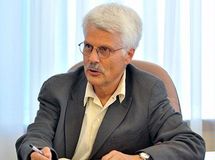 بحث بر سر حذف یارانه نقدی اشتباه است/ اگر یارانه نقدی را حذف کنیم باید فکر حذف یارانه انرژی را هم از سرمان بیرون کنیم/ ارزش واقعی یارانه نقدی به یک چهارم کاهش یافته