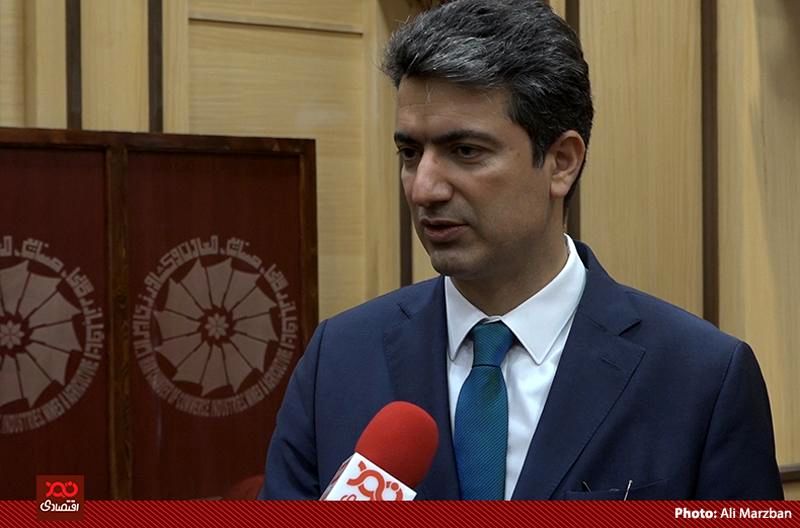 اوضاع اقتصاد کشور برای شش ماه بعد قابل پیش بینی نیست/ اگر دولت و بانک مرکزی به آثار تاخیری بعضی از سیاستهایشان توجه نکنند، با تشدید تحریمها شاهد تلاطم دیگری خواهیم بود