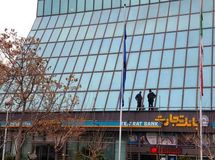 حیف و میل چند ده میلیارد تومانی بانک تجارت برای تغییر تم سر درشعب!/ چه ضرورتی دارد بانکی که سال 96، 6 هزار میلیارد تومان زیان شناسایی کرده، دست به چنین اقدامی غیرضروری بزند؟!