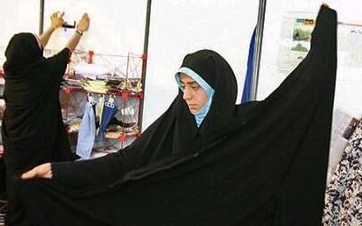 افزایش سه برابری قیمت چادر مشکی/ مشتریان مجبور به تعمیر چادرهای کهنه خود شده‌اند