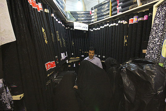 تعطیلی دو کارخانه تولید پارچه چادر مشکی در سالهای اخیر/ فقط سه کارخانه در ایران چادر مشکی تولید میکنند