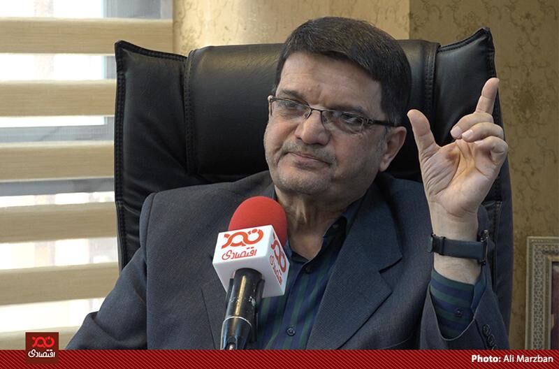 بانک مرکزی با گران کردن دلار در سامانه نیما قیمت کالاهای مصرفی را افزایش داده/ مدیران ایران خودرو و سایپا از تنشهای بازار ارز برای گران کردن محصولاتشان استفاده می‌کنند