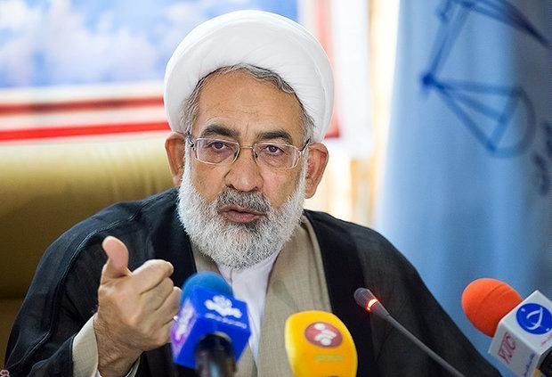 مناطق آزاد محلی برای قاچاق کالا شده است/ رئیس کل سابق بانک مرکزی ممنوع الخروج است
