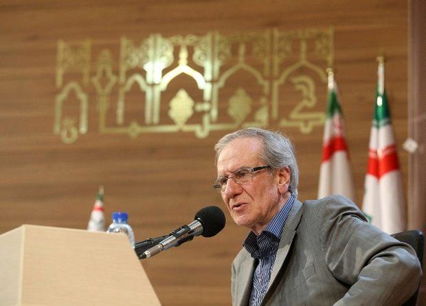 وقتی رئیس کل بانک مرکزی ما ۶۴ تن طلا را در شرایط تحریمی به باد می‌دهد مردم چگونه به او اعتماد کنند؟