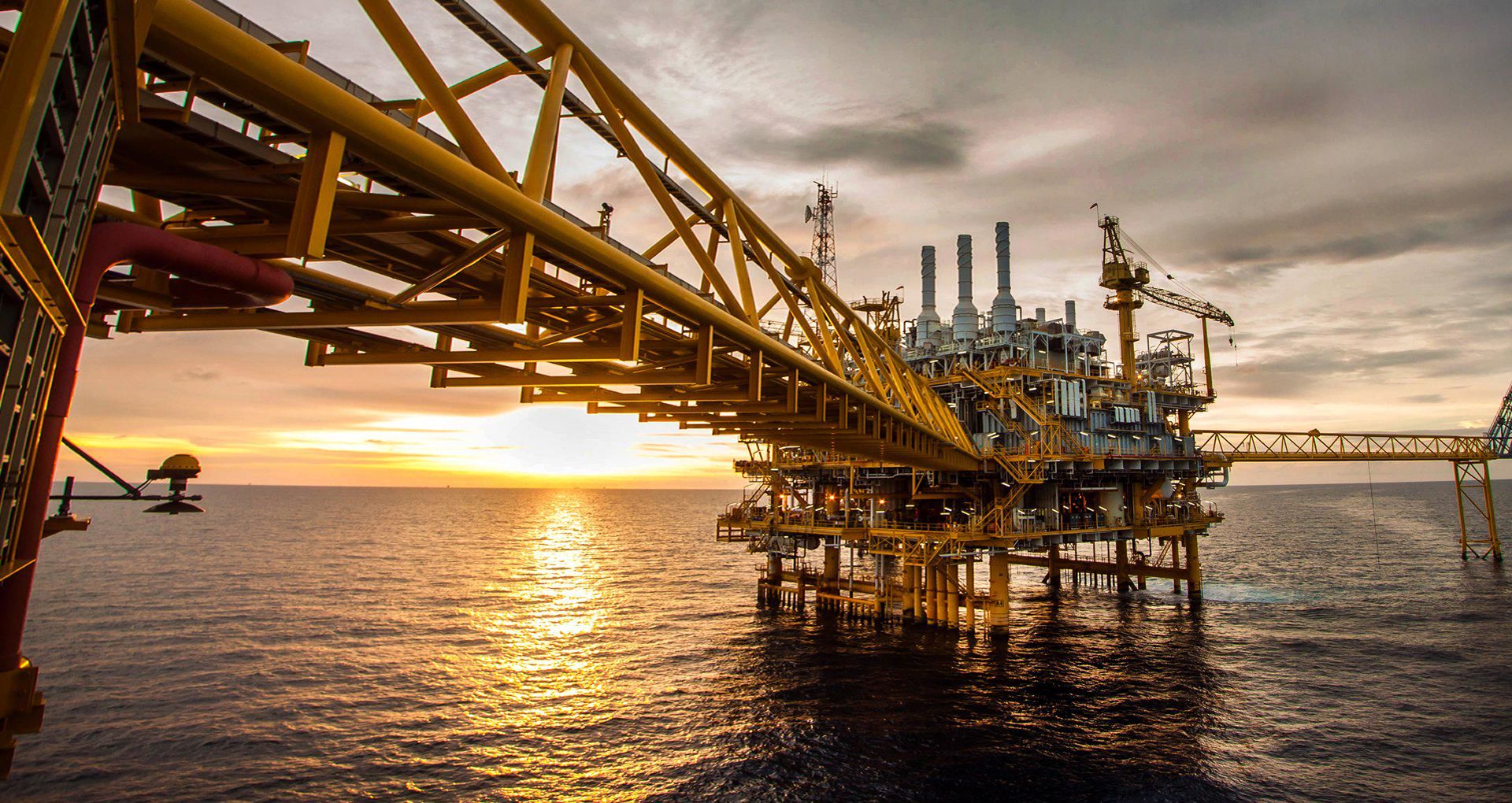 رویترز: ترور سردار سلیمانی قیمت نفت را افزایش داده و روند افزایش قیمت همچنان ادامه دارد