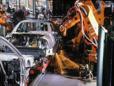 صنعت خودرو از درون در حال تهی شدن است/ تکمیل خودروهای ناقص موقتی است