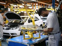 تولید خودرو در خودروسازی‌های خصوصی ۷۱ درصد کاهش یافت