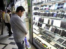 گوشی تلفن همراه مورد نیاز بازار توسط شرکت‌های وارد کننده تامین می‌شود
