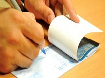 بانک‌ها برای جذب مشتری بدون اعتبار سنجی دسته چک صادر می‌کنند