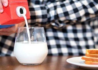فاصله معنادار قیمت هر لیتر شیر تولیدی در گاوداری‌‎ها با بازار مصرف + نمودار