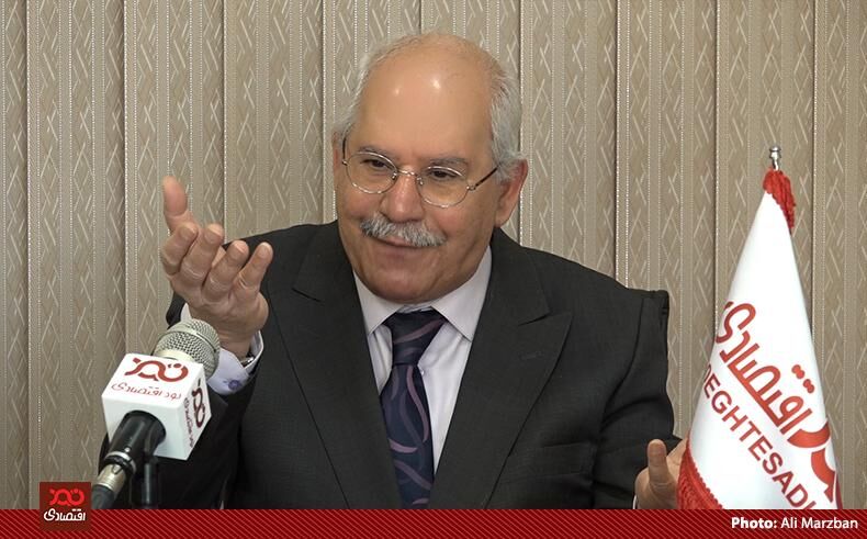 وقتی دولت در صرافی‌های خودش قیمت دلار را ۲۱ هزار تومان تعیین می‌کند، توقع دارید قیمت ارز در بازار چقدر باشد؟