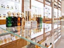 واردات عطر ممنوع شد/ ۲۰۰ کانتینر محصول آرایشی و بهداشتی در گمرک دپو شده