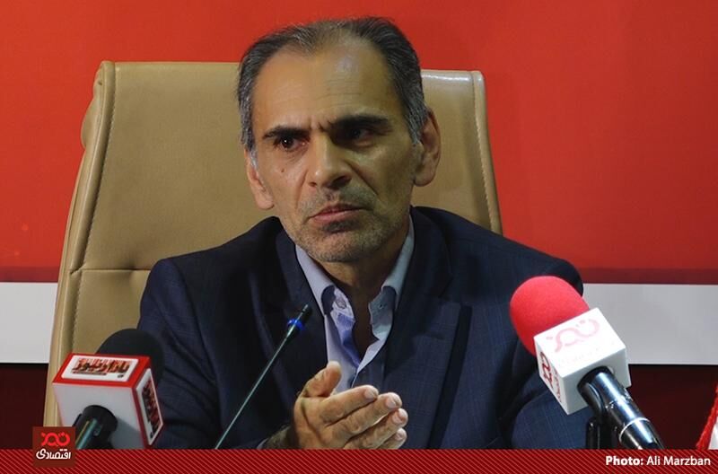 بازار سرمایه ۱.۵ میلیون نفر از نیروی کار کشور را به سمت دلالی سوق داد/ بعید است قیمت دلار به زیر ۲۰ هزار تومان برگردد