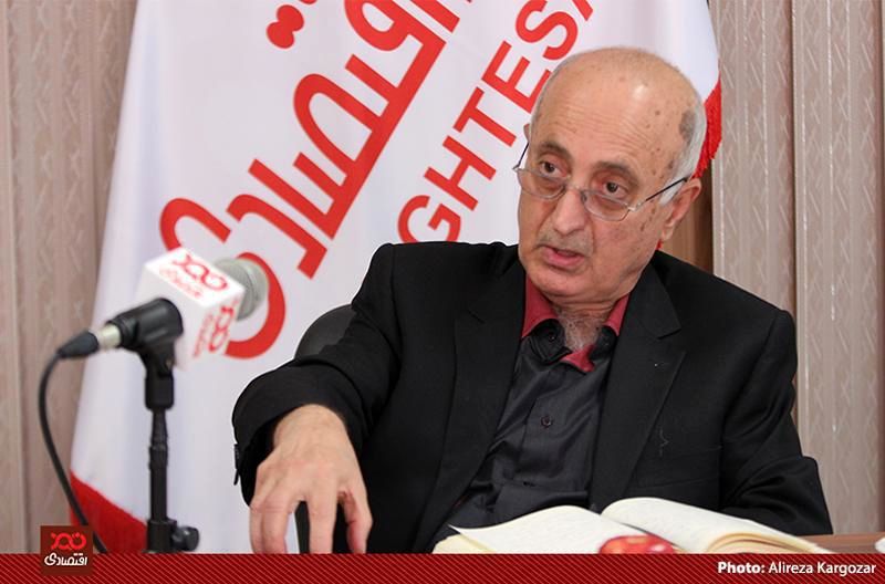 نوسانات بازار ارز زیر سر دولت است/ آنها می‌خواهند کسری بودجه خود را از جیب مردم تامین کنند