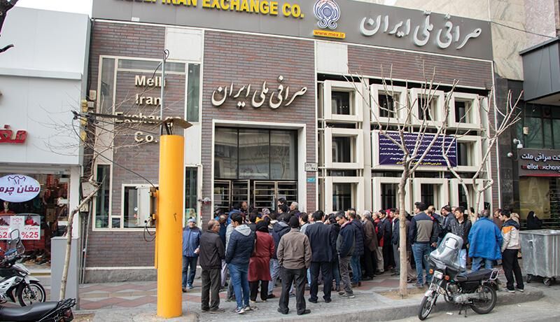  اجاره ۲۵۰ هزار تومانی کارت ملی برای خرید دلار سهمیه‌ای/ دلالان چگونه تقاضای کاذب در بازار ایجاد می‌کنند