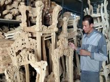  کارخانه‌های تولید مبلمان در آستانه تعطیلی هستند/ وزارت صمت و بانک مرکزی کمکی به ما نمی‌کنند