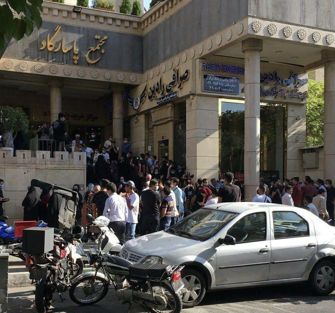 توقف فروش ارز سهمیه‌ای در صرافی‌ها