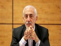 با فوتبال مردم را سرگرم می کنند/پا گذاشتیم روی گلوی مردم!