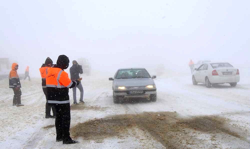 جادههای ۴ استان برفی و بارانی است