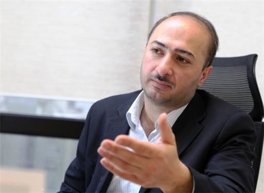 لزومی ندارد که وزیر اقتصاد حتما اقتصاددان باشد/ او از معدود مدیران جمهوری اسلامی است که کتاب میخواند