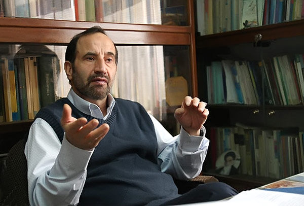 نظام بانکی ایران بعد از انقلاب عین قبل انقلاب اداره شد!/ نظام اقتصادی ما اسلامی نیست!